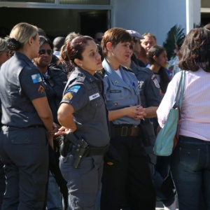 Familiares, amigos e colegas comparecem ao enterro da policial Drielle, em junho - Daniel Castelo Branco/Agência O Dia/Estadão Conteúdo