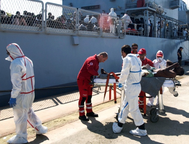 2.out.2015 - Os refugiados doentes que chegam na Itália são os primeiros a serem desembarcados dos navios pela equipe da Cruz Vermelha. Os enfermos são examinados ainda no porto. Se houver necessidade, são logo encaminhados para o hospital local, no Porto de Augusta, Sicília, na Itália