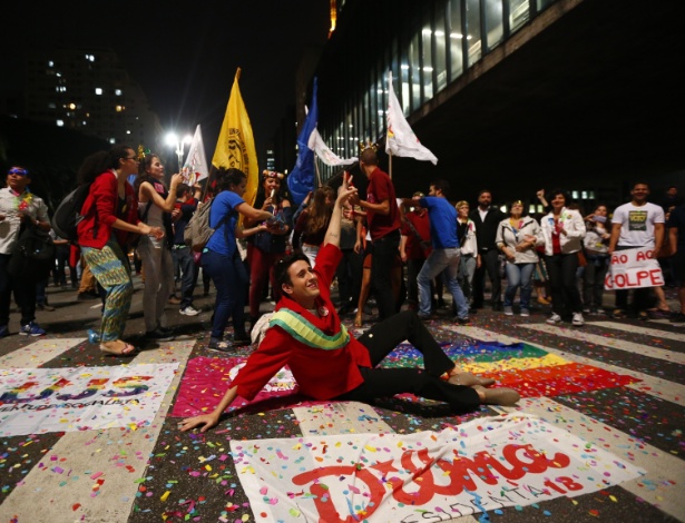 Decisão do impeachment mobiliza população pelo Brasil ...