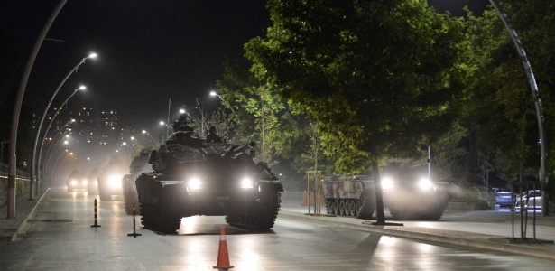 Tanques do exército foram para as ruas de Ancara durante a tentativa de golpe em 2016 - Tomay Birkin/ Reuters