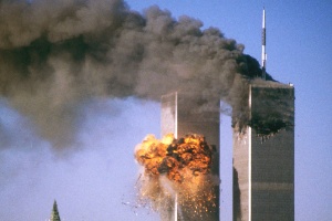 A torre sul do World Trade Center é atingida por avião enquanto a torre norte exala fumaça negra durante ataque terrorista em 11 de Setembro - REUTERS/Sean Adair