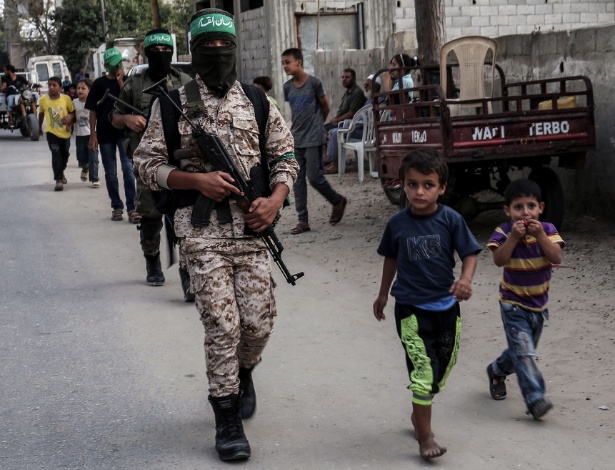 Cadetes da ala armada do Hamas islâmico palestino marcham no sul da Faixa de Gaza - Said Khatib/AFP Photo