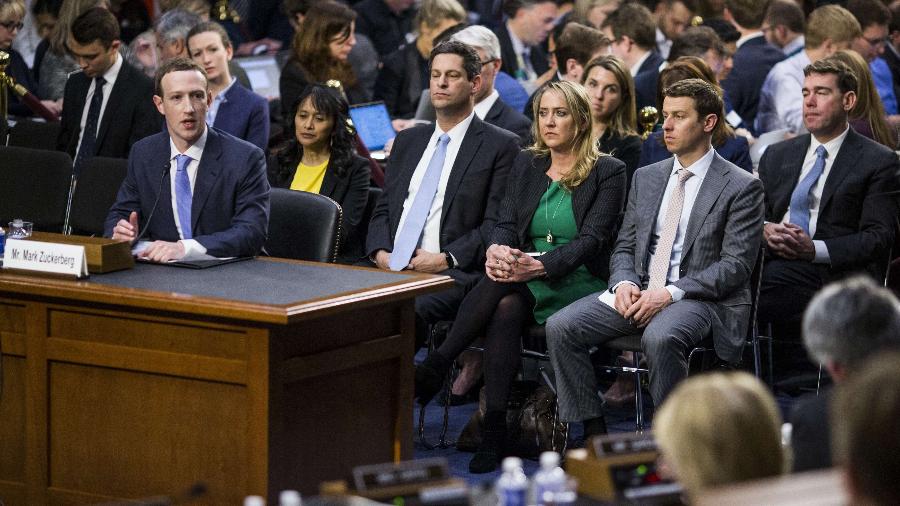 Mark Zuckerberg, CEO do Facebook, depõe diante de senadores americanos no Capitólio em abril de 2018 - Zach Gibson/Getty Images