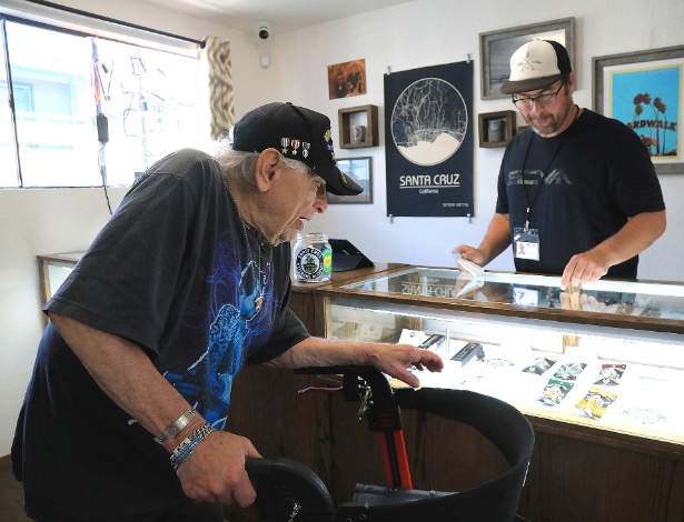 Veterano idoso escolhe maconha em Santa Cruz, na Califórnia - Jim Wilson/The New York Times