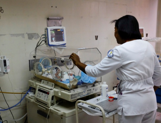 Enfermeira verifica bebê prematuro no hospital Concepción Palacios, em Caracas; instituição sofre com falta de equipamentos - MARCO BELLO/REUTERS