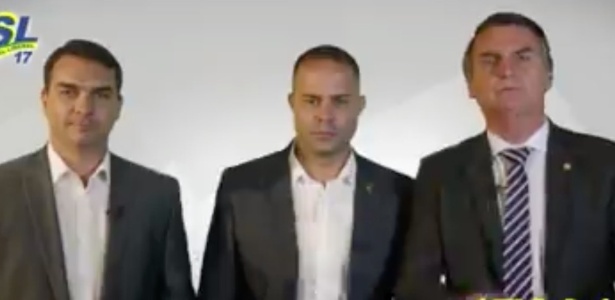 14.nov.2018 - Flávio e Jair Bolsonaro com Filippe Poubel (centro) durante a campanha - Reprodução