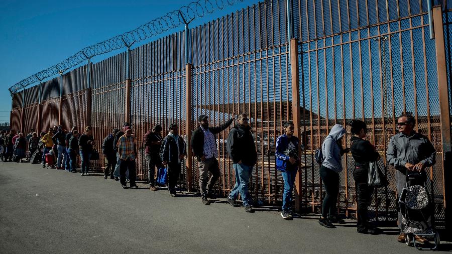 As pessoas esperam na fila para atravessar a fronteira para os Estados Unidos, em Reynosa, no México - Meridith Kohut/The New York Times