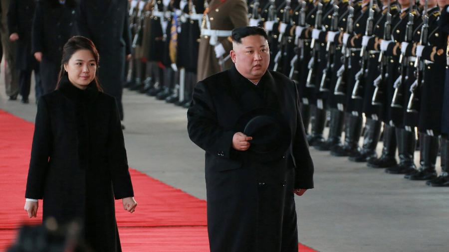 7.jan.2019 - Kim Jong-un e sua mulher, Ri Sol-ju, deixam Pyongyang rumo a Pequim - KCNA via REUTERS 