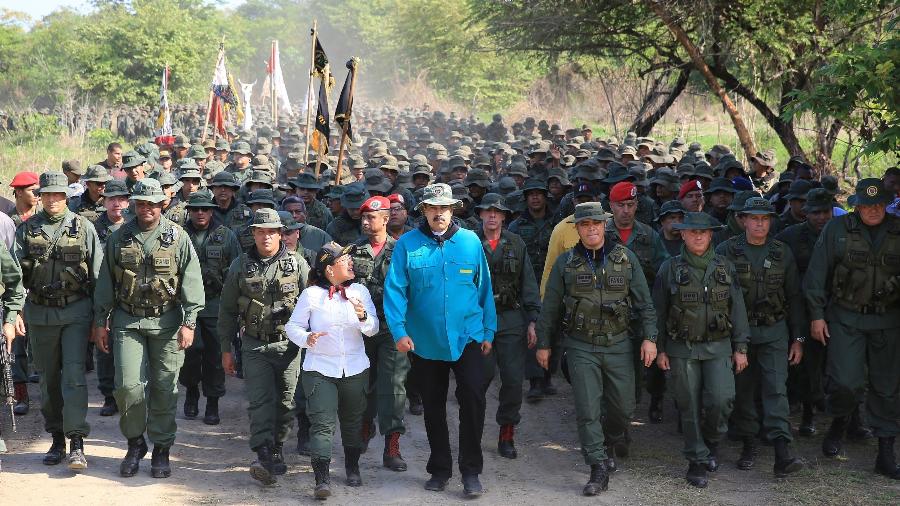 4.mai.2019 - O presidente da Venezuela, Nicolás Maduro (ao centro), marcha diante de militares em um centro de treinamento em em El Paso, no estado de Cojedes - Presidência da Venezuela