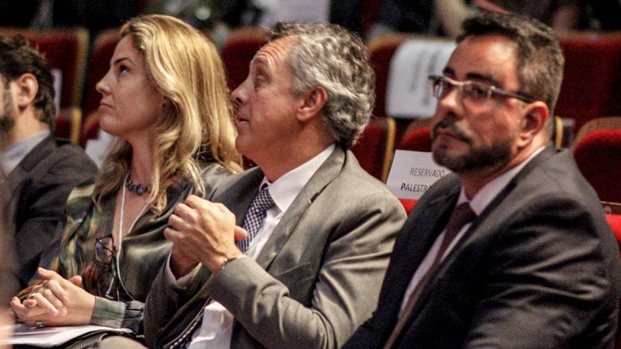 Gabriela Hardt, João Pedro Gebran Neto e Marcelo Bretas na plateia do Congresso Nacional sobre Macrocriminalidade e Combate à Corrupção no Teatro Positivo em Curitiba (PR) - EDUARDO MATYSIAK/FUTURA PRESS/FUTURA PRESS/ESTADÃO CONTEÚDO