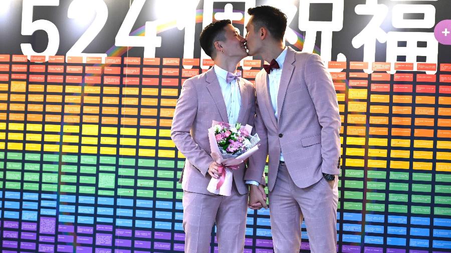 O primeiro casal gay de Taiwan, Shane Lin (esq.) e Marc Yuan - AFP