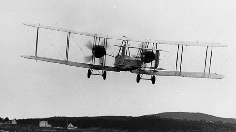 Bimotor Vickers pilotado pelo capitão John Alcock e pelo tenente Arthur Whitten Brown fez o primeiro voo transatlântico sem escalas da história, em 1919 - Reprodução/brooklandsmuseum.com