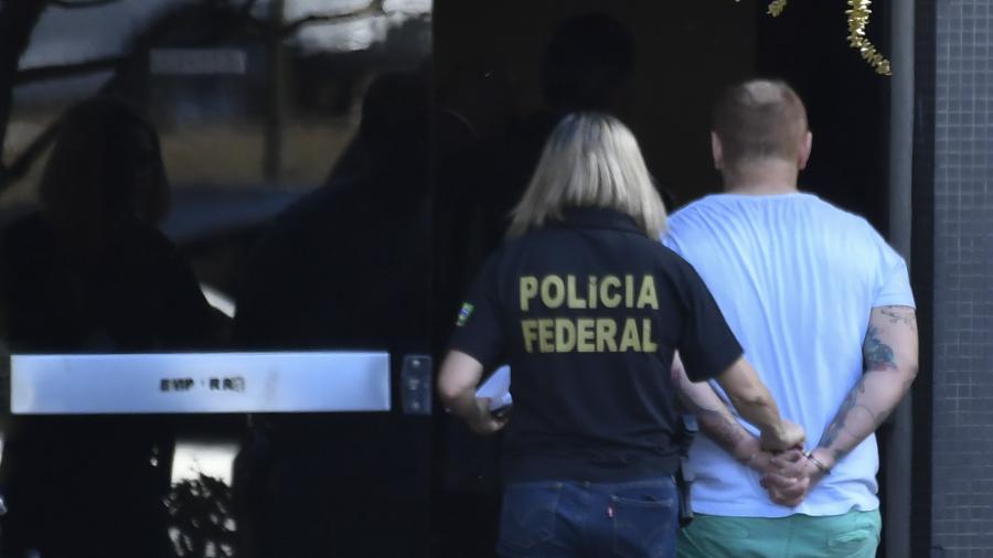 25.jul.2019 - Suspeito preso na operação Spoofing é levado por policiais federais - Mateus Bonomi/Folhapress