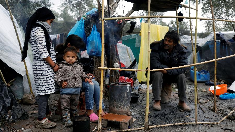 Imigrantes em campo de refugiados próximo da ilha de Lesbos - Giorgos Moutafis/Reuters