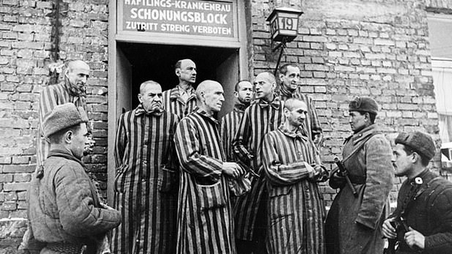 Foto em que, supostamente, soldados do Exército soviético libertam prisioneiros do campo de concentração de Auschwitz na Polônia, em 1945 - Universal Images Group