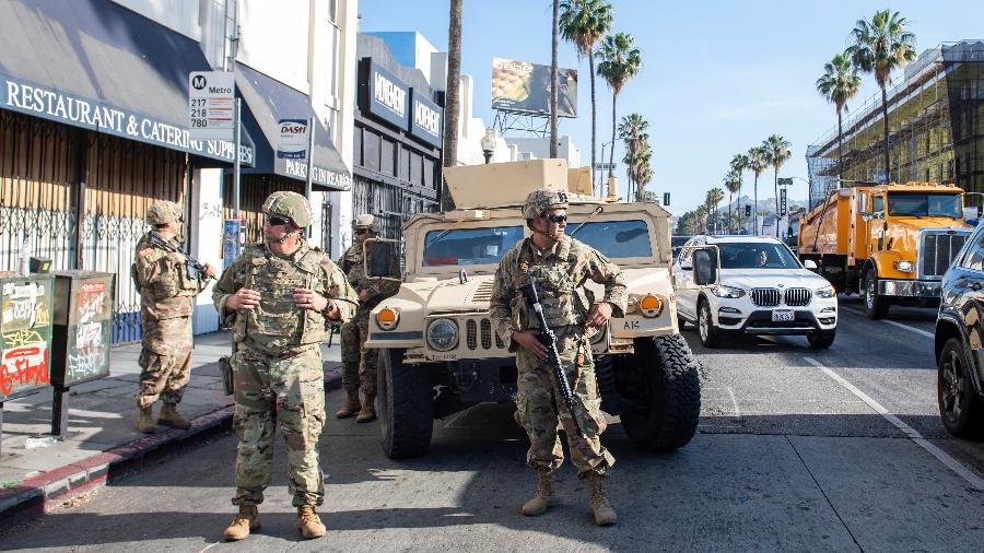 A Guarda Nacional dos EUA em frente à Fairfax Avenue, em Los Angeles, em meio a protestos antirracistas - VALERIE MACON / AFP