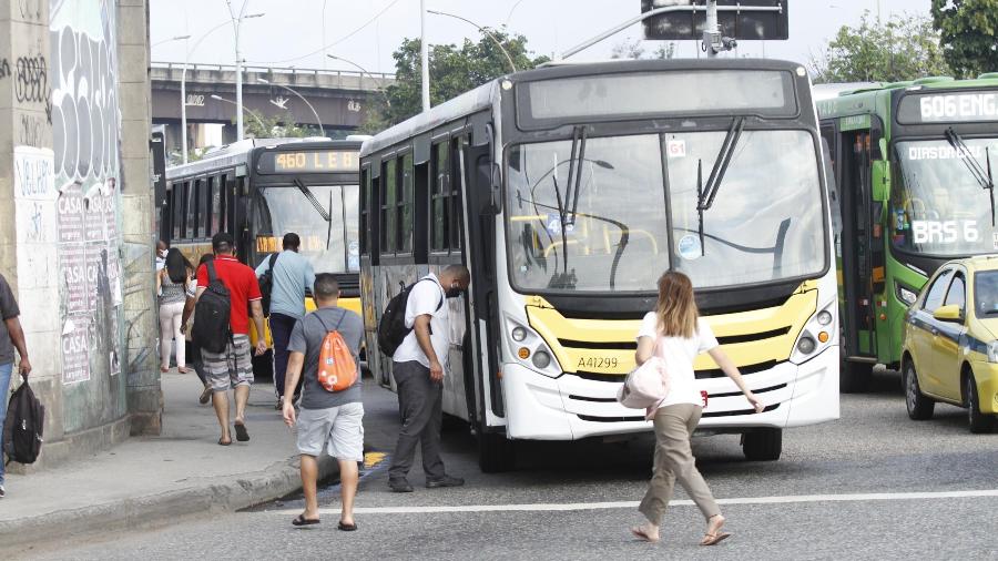 8.jun.2020 - Movimentação do transporte público no centro da cidade do Rio de Janeiro - JOSE LUCENA/FUTURA PRESS/ESTADÃO CONTEÚDO