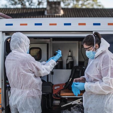 Uma equipe médica em Port Elizabeth, na África do Sul, trabalhando durante a pandemia de coronavírus  - MARCO LONGARI / AFP