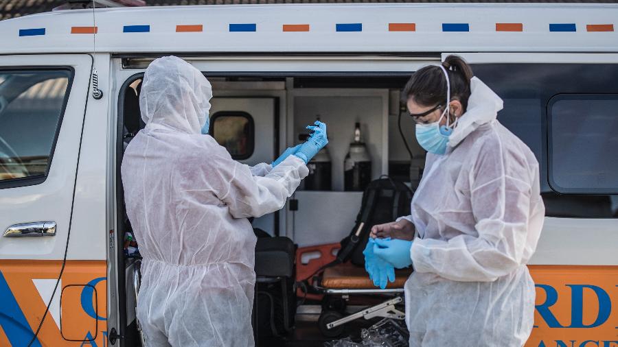 Uma equipe médica em Port Elizabeth, na África do Sul, trabalhando durante a pandemia de coronavírus  - MARCO LONGARI / AFP