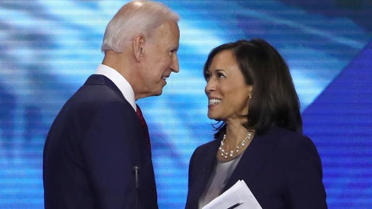 Joe Biden e Kamala Harris durante debate presidencial dos democratas em 2019