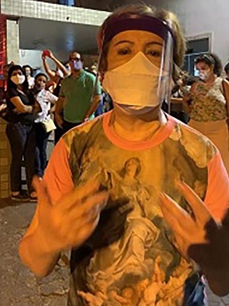 A ex-deputada estadual Terezinha Nunes (MDB) em frente ao hospital onde menina de dez anos fez aborto legal no Recife - Reprodução