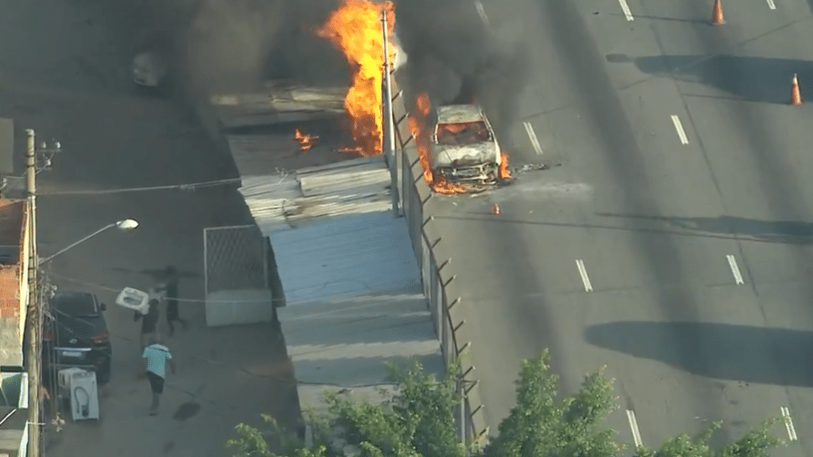 Carro pega fogo na Linha Vermelha, no Rio, e chamas atingiram barracos - Reprodução/TV Globo