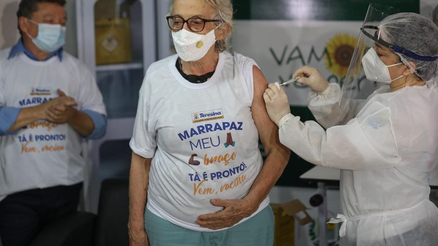 18.jan.2021 - A médica Amarilis Borba recebe dose da CoronaVac na Secretaria de Estado da Saúde do Piauí - João Allbert/Estadão Conteúdo