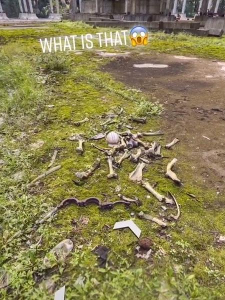 Ossos e algemas foram encontrados pelo internauta, na cidade abandonada - Reprodução/TikTok/@googlemapsfun