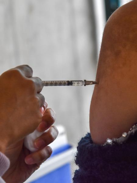 Vacina da Pfizer e BioNTech é aplicada em posto vacinação em São Paulo - Roberto Casimiro/Fotoarena/Estadão Conteúdo