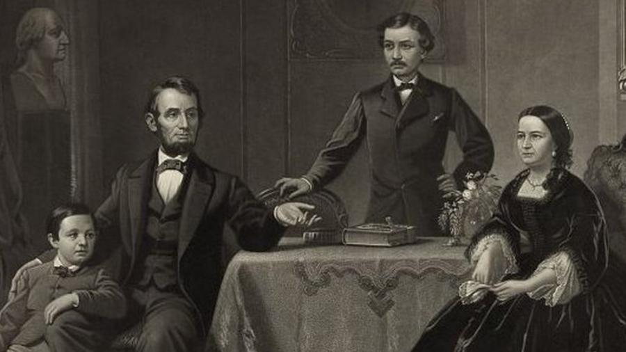 A pintura mostra Abraham e Mary Lincoln com os filhos Tad (sentado ao lado do pai) e Robert (em pé). Tad morreu aos 18 anos em 1871, seis anos após o assassinato do presidente - Library of Congress
