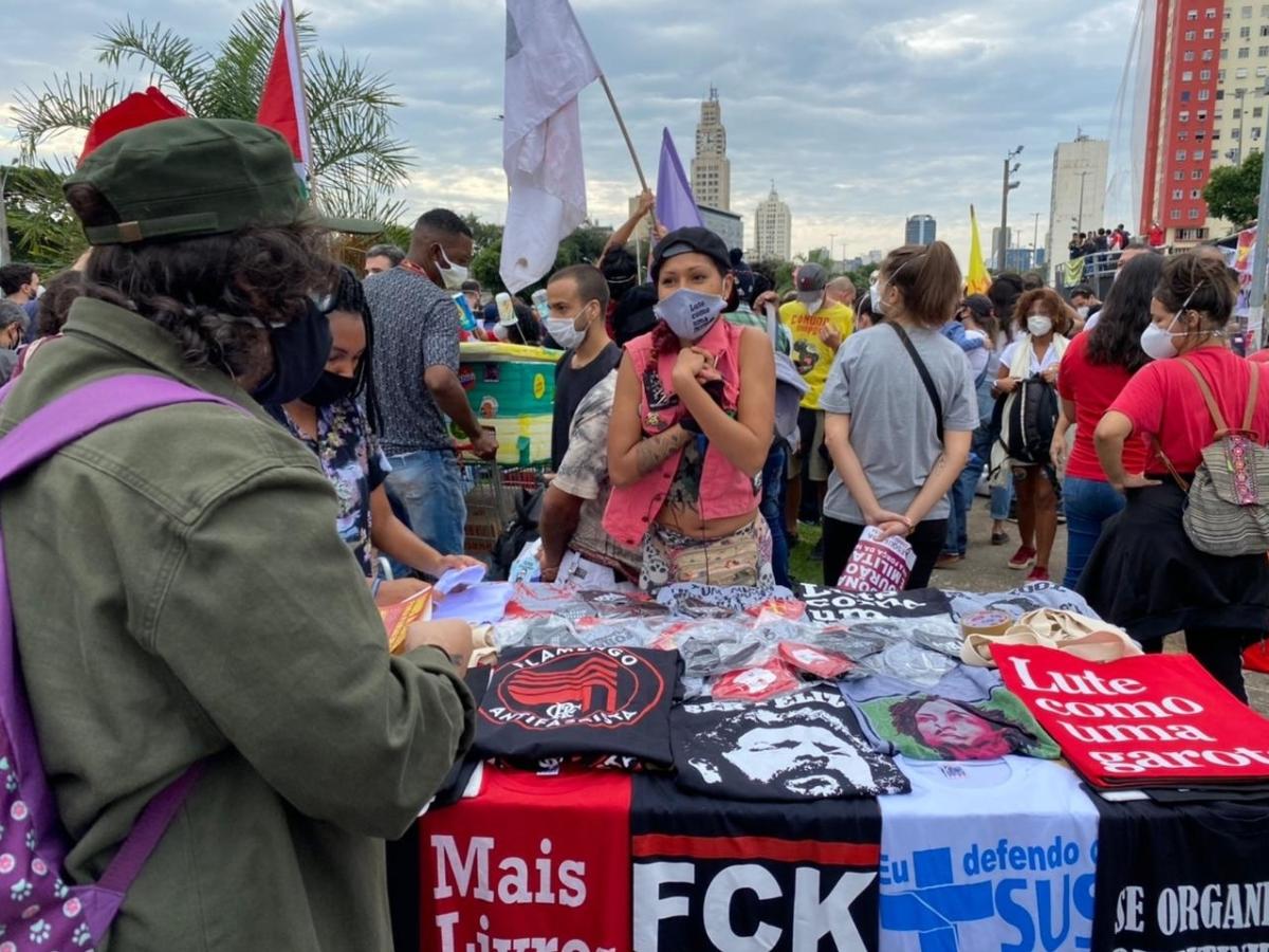 Manifestantes se mobilizam na avenida Presidente Vargas, centro do Rio, para ato contra o presidente Jair Bolsonaro - Herculano Barreto Filho/UOL
