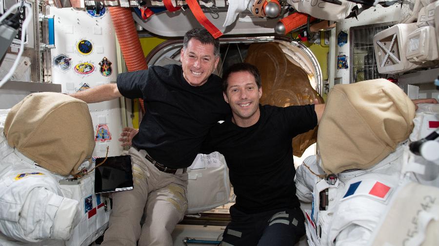 Os astronautas Thomas Pesquet e Shane Kimbrough na ISS - Reprodução/Twitter