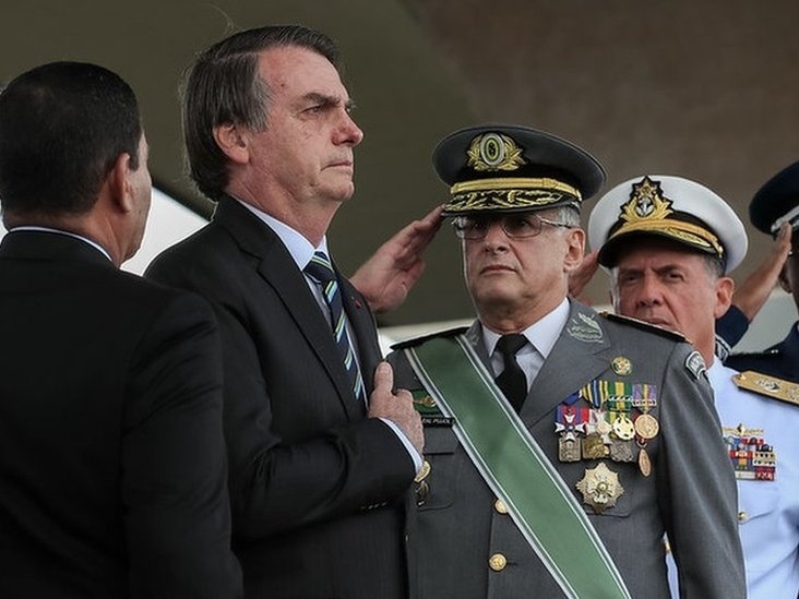 Forças Armadas têm quatro meses para optar entre a Constituição e Bolsonaro