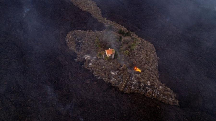 A fotografia da casa intocada com lavas ao redor viralizou na semana passada - Alfonso Escalero