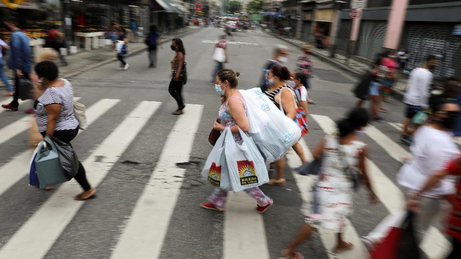 Pessoas passam por rua de comércio popular do Rio de Janeiro