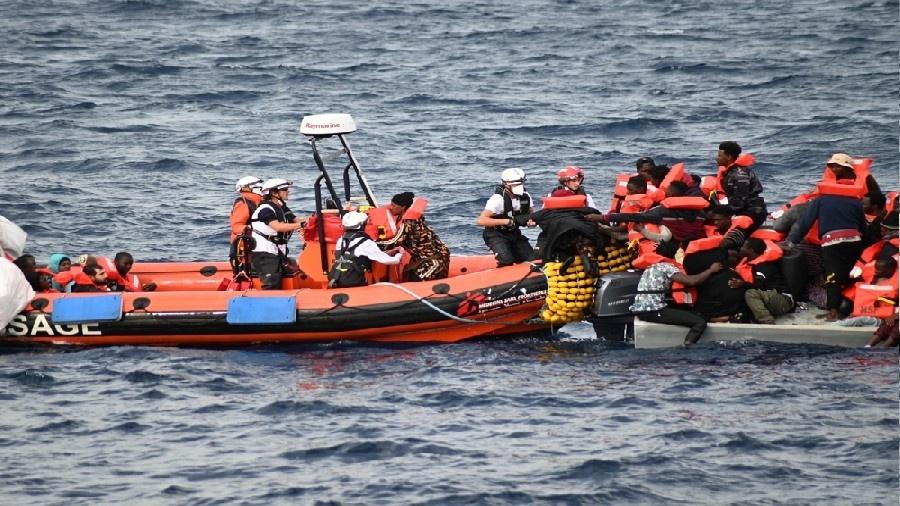 Equipes do MSF resgatam migrantes em barco à deriva no Mediterrâneo - Candida Lobes/MSF
