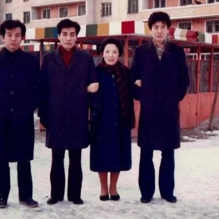 Sua mãe e três irmãos durante uma visita a Pyongyang - Yonghi Yang