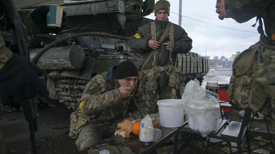 4.mar.2022 - Membros do serviço das forças armadas ucranianas são vistos em suas posições perto de Zhytomyr - REUTERS