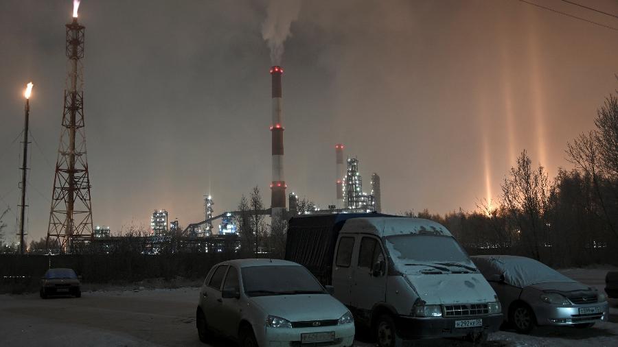 Refinaria de petróleo em Omsk, na Rússia - Alexey Malgavko/Reuters