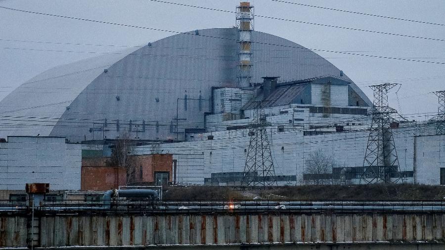 Nova estrutura de confinamento sobre o antigo Sarcófago que cobre reator danificado da usina nuclear de Chernobyl, na Ucrânia - Gleb Garanich/Reuters