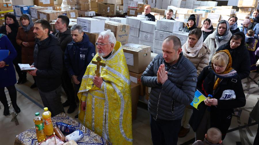 10.abr.22 - Membros da igreja ortodoxa ucraniana oram durante seu culto de domingo em Berlim; igreja também usada temporariamente para armazenar ajuda humanitária - FABRIZIO BENSCH/REUTERS