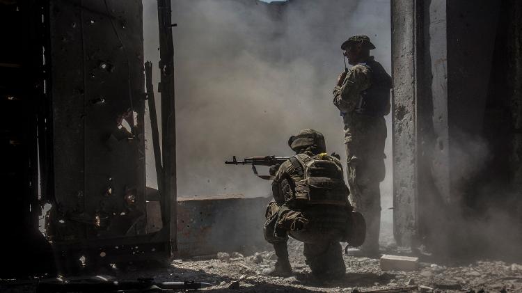 Ukrainian soldiers patrol the area under Russian attack in Severodonetsk - REUTERS/Oleksandr Ratushniak - REUTERS/Oleksandr Ratushniak