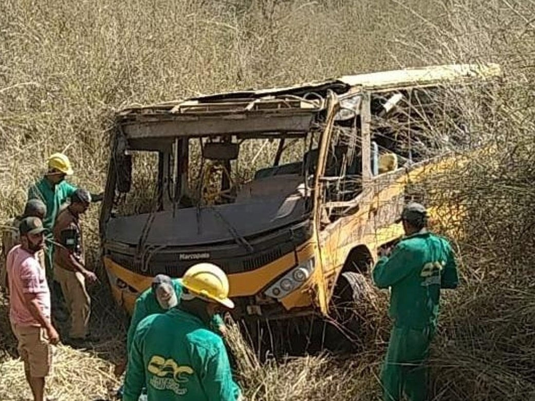 Ônibus cai de ribanceira com time de futebol amador no Ceará