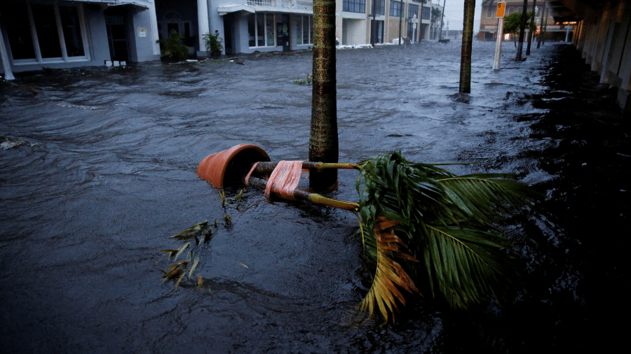 Rua alagada em Fort Myers, no sudoeste da Flórida - REUTERS/Marco Bello