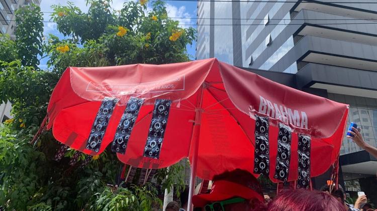 Ambulante enfeitou barraca com camisinhas; quem precisasse, poderia pegar - Camila Corsini - Camila Corsini