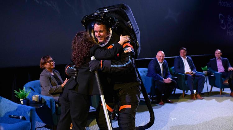 El ingeniero Jim Stein abraza a una persona durante la presentación del traje espacial Axiom - Marc Felix/AFP - Marc Felix/AFP