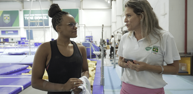 A ginasta Rebeca Andrade ao lado de Denise Mello, diretora da Medley