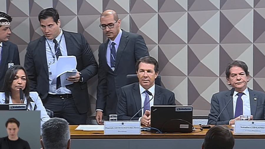 Deputado Arthur Maia e os senadores Eliziane Gama e Cid Gomes durante sessão da CPI do 8/1