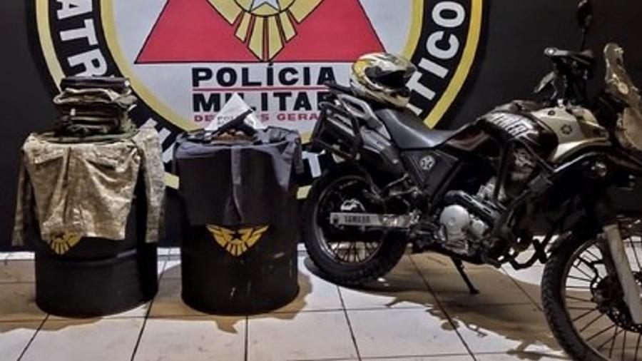 A moto e a arma usadas no crime pelo suspeito foram apreendidas pela polícia