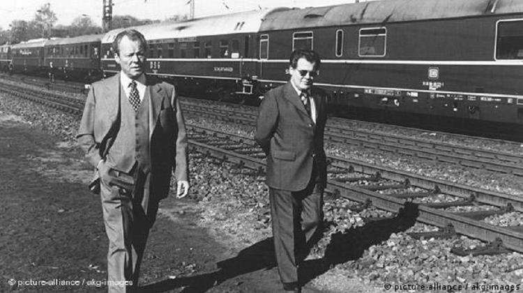 Willy Brandt (E) renunciou porque seu confidente Günter Guillaume (D) foi desmascarado como espião